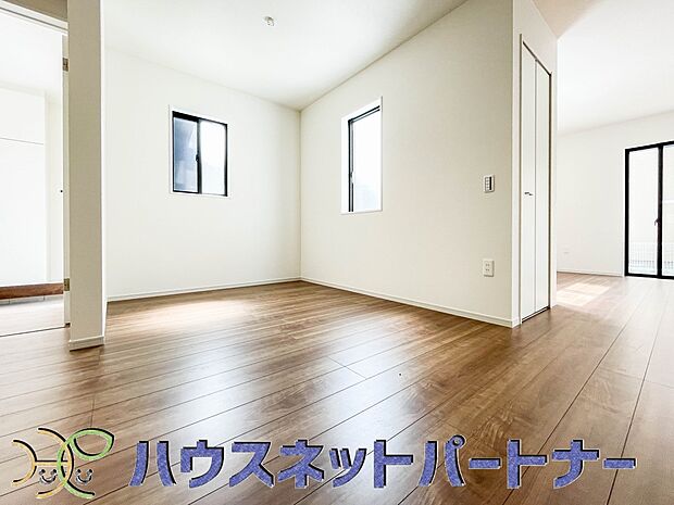 太陽の光が照らす明るいリビングは、開放感があり通風・採光に優れ、心地よい光と風が舞い込んできます。心休まるリビングは何よりも快適な時間を過ごせます。