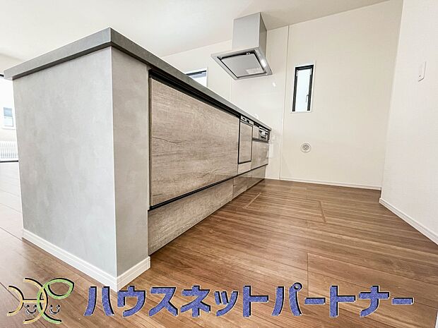 カウンターキッチンは広くて収納力もあるので、快適に料理をすることができます。食器や炊事用具を手の届くところに配置しやすいため調理もスピーディーです。