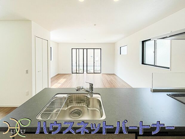 生活の中心となるキッチンは対面式で、お料理しながら家族と会話も弾むことでしょう。