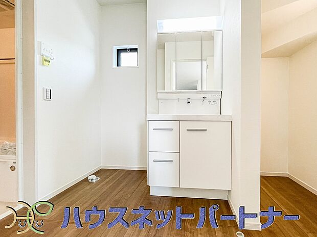 タオルやリネンを収納するリネン庫はすっきりおしゃれに収納したいと誰もが思うこと。そう・・・理想はホテルのリネン庫といったところでしょうか。