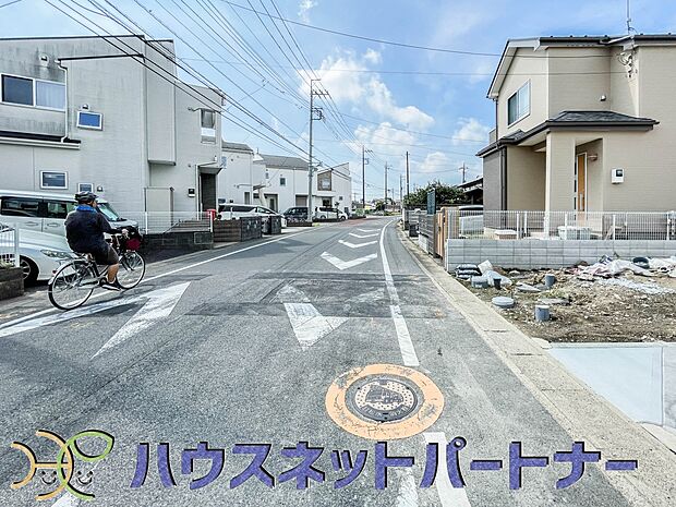 広い道路なのでお子様の通学も安心ですね。