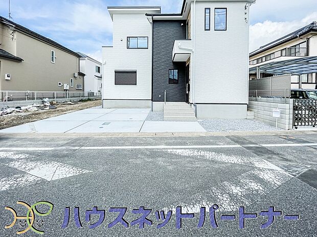 前面道路は約8M。広々してるので駐車もらくらく。