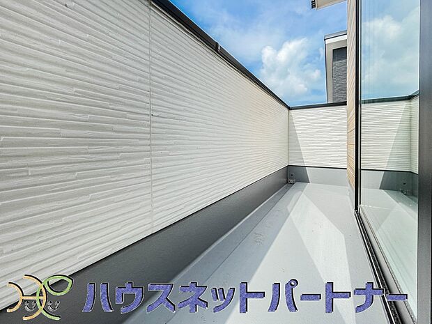 南向きバルコニーから明るい陽射しと爽やかな風がお部屋へと流れ込む、心地よい空間です。