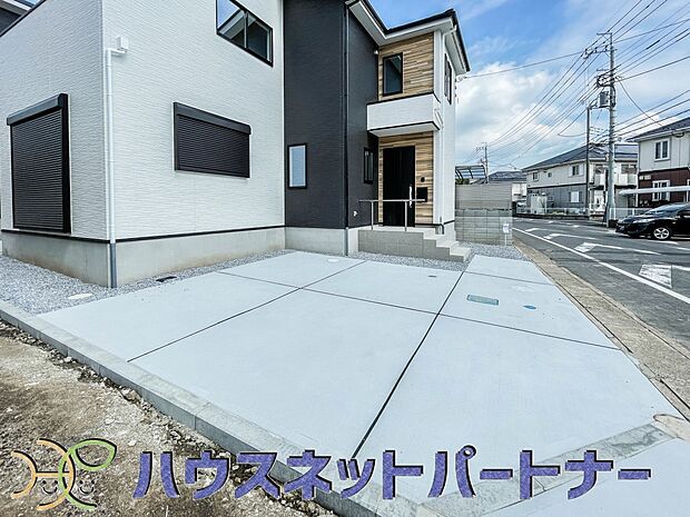 カースペース並列2台可。道路に面したカースペース。ストレスフリーなカーライフ。