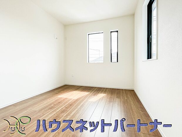 2面窓のある風通しの良いお部屋は心も体も元気にしてくれます。自分だけのお部屋作りを楽しんでみては。