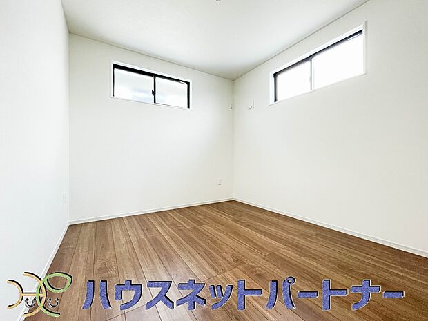 明るい2面窓のある洋室は清清しい風をお部屋へ運んでくれます。湿気やカビの心配も減るので快適に過ごせますね。