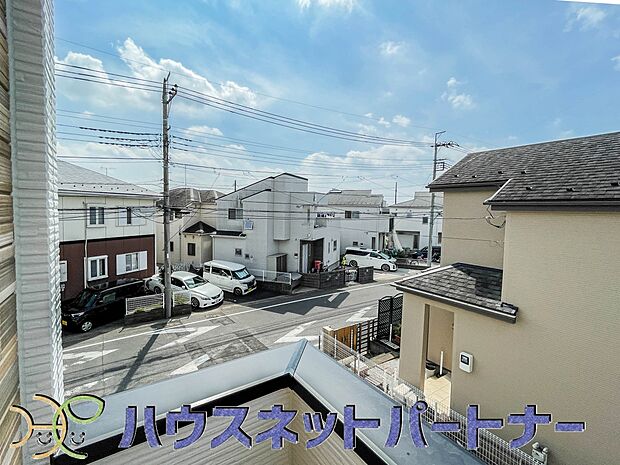 2階にあるバルコニーは太陽の光が燦々と降り注ぎ、毎日のお洗濯も快適に。太陽は心を元気にしてくれますよね。