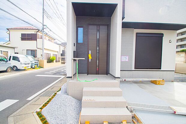 玄関の扉を開けるとそこは家族の待つお家。笑い声が聞こえてきそう。