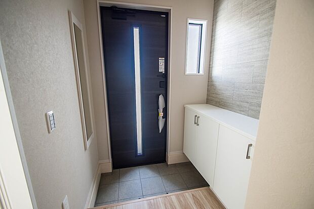 玄関扉を開くとゆったりとした空間。この感動を現地で是非体感してみて下さい。