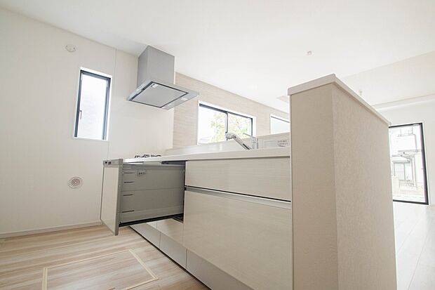 家族の様子を見ながらキッチンでお料理。一日の出来事を会話しながらの家事は嬉しいコミュニケーション。