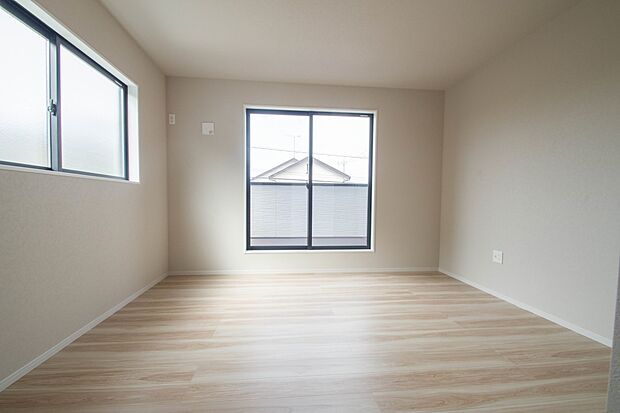 バルコニーに直接出入りできるお部屋です。ちょっと外の空気を吸いたい時や、ベランダでミニガーデニングなども楽しめそうです。