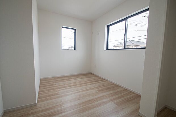 柔らかな光り差し込む家族に優しい洋室は子供部屋にぴったり。