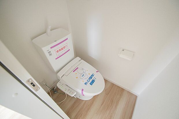 快適な生活を送るための必須アイテムとなった洗浄機能付トイレ。おしり洗浄、ビデ洗浄、暖房便座の3つの機能を標準装備しています。
