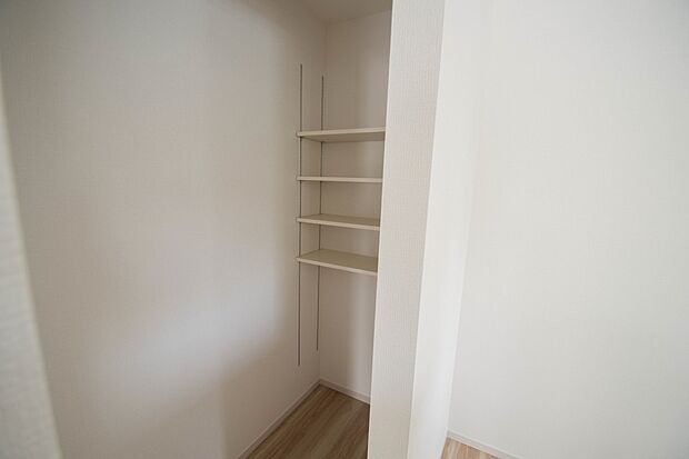 パントリー(食料庫)常温保存できるパン、お米、調味料、缶詰など、日常的に使うものや未開封の食品の収納にぴったり。棚にものを並べて収納すれば、何が足りないのかひと目で確認できます。