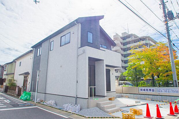 堂々たる趣ながら、主張し過ぎずどこか余裕を感じさせるシャープなフォルムで佇む邸宅は、晴天の空と照らし合わせる事で、本来あるべき完成形の姿を見せてくれます。