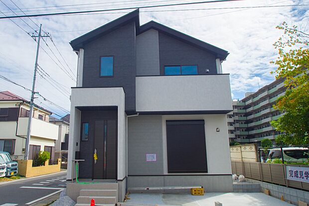 前面道路でお車を駐車するのも楽々。