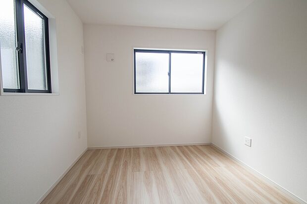 独立性を高めたお部屋。たっぷりの収納も配備しており、片付いた空間を現実出来そう。陽光も降り注ぐ明るく開放的な空間が魅力的。