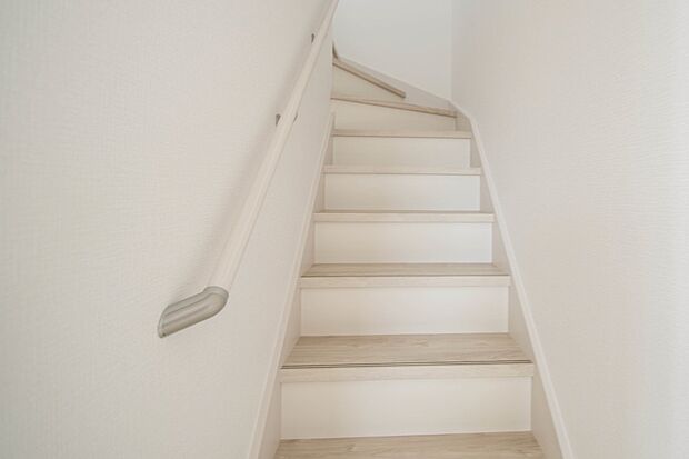 手すりがないと階段の昇り降りで危険なことはもちろん、壁に手をつきながら歩くことで壁紙が汚れやすくなります。すべての方に安心して昇り降りしていただくため、手すりを設置しました。