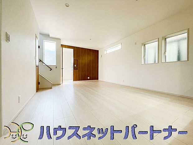 リビング19.7帖には、たっぷりと収納できる場所があります。広々と片付いたリビングで家族みんなでくつろげます。