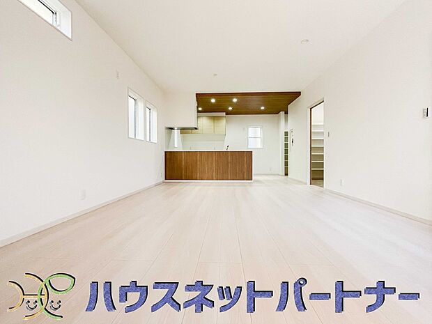 インテリアショップで見掛けた「あの家具」も置ける、ゆったりとした空間。時に広さが上質な寛ぎの時間になる事も。