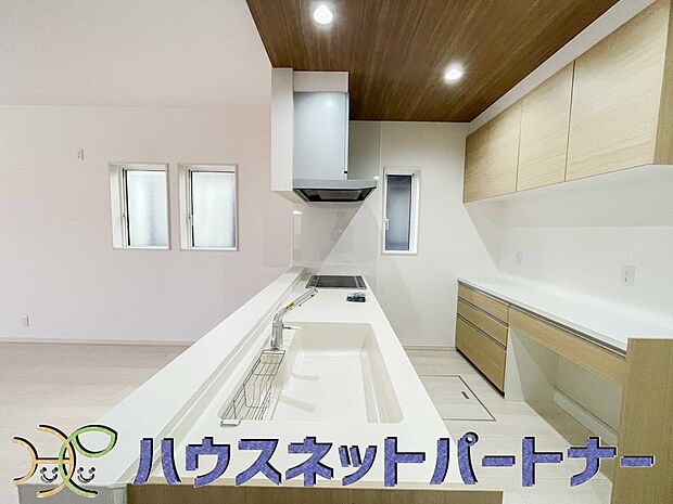 キッチン吊戸棚を無くす事によって、コミュニケーションを重視した設計に致しました。区画によって変わる一体感を、実際にご覧になって頂けましたらと思います。