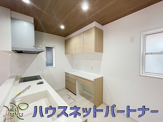 カウンターキッチンは広くて収納力もあるので、快適に料理をすることができます。食器や炊事用具を手の届くところに配置しやすいため調理もスピーディーです。