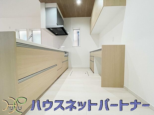 明るい自然光が入る作業スペースを多くとったキッチン採用。夫婦揃ってキッチンに立っても調理がしやすく、家事をしながら会話も弾みます。食器類もすっきりと片付く収納力。