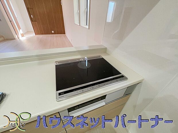 IHクッキングヒーターは、フラットな調理面の後片付けはサッと拭くだけ。お手入れ簡単でおしゃれ。