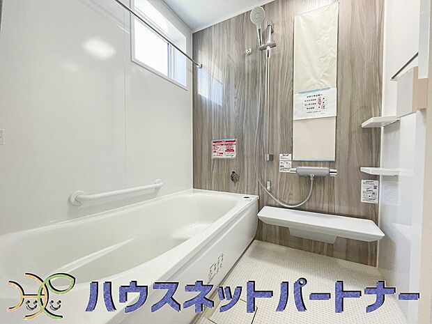 窓がある浴室は心地よいバスタイムを演出してくれます。たまには本を読みながら半身浴もいいですね。