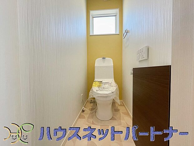 小窓を設置する事により明るく、通気性の良いトイレとなっております。中はゆとりのある大きさを確保しておりますので、ゆったりとお使い頂けます。