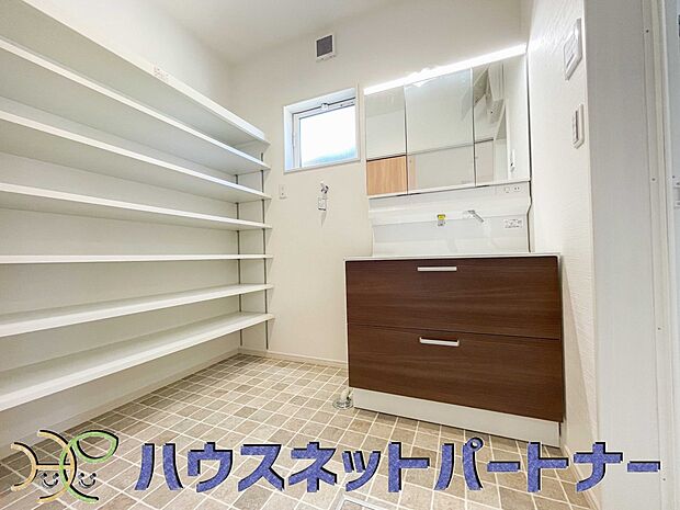 三面鏡洗面化粧台。ミラーを手前に引けば、楽な姿勢で髭剃りやメイクができます。合わせ鏡にすればヘアスタイルのチェックもラクラク。洗面化粧台のミラー裏にはたっぷり入る収納スペースを設けています。　