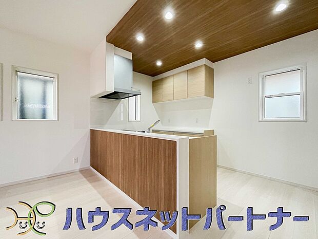 カウンターキッチンなら、リビングで遊ぶ子供の様子を見ながら料理ができるので安心です。料理を運んでもらったり、子供にお手伝いしてもらいやすいのもいいですね♪