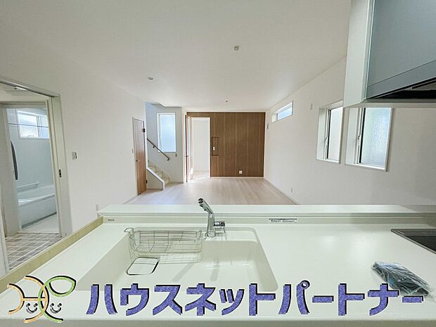 人工大理石のワークトップやシンクは、水を流しただけできれいになったように見えます。白いキッチンは明るく清潔感があり、とっても素敵です。