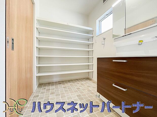 タオルやパジャマ、下着、掃除用品などランドリーに置きたいアイテムを一気に収納してくれる、あると便利サニタリー収納。