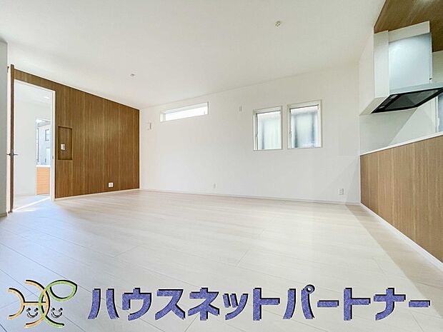 リビングは、食事スペースと寛げる場所設けてもまだ余裕の広さ。明るい光が照らしてくれます。