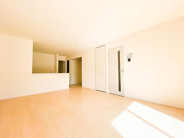 通風・採光に優れ、心地よい光と風が溢れています。 贅沢で豊かな居住性と、プライドを満たすクオリティが見事に調和した住空間。新築ならではの快適なひとときをご体感頂ける筈です。