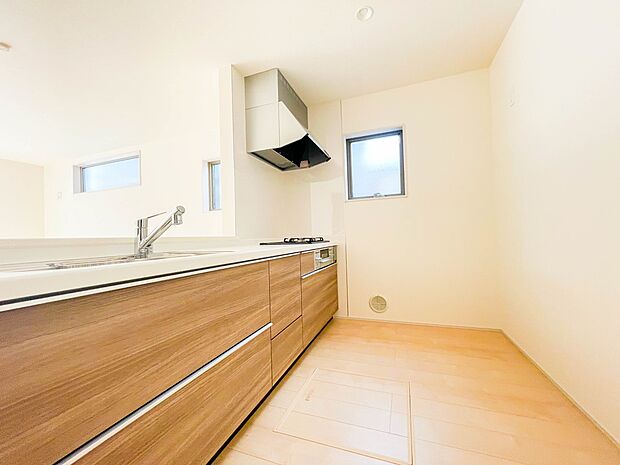 キッチン吊戸棚を無くす事によって、コミュニケーションを重視した設計に致しました。区画によって変わる一体感を、実際にご覧になって頂けましたらと思います。 