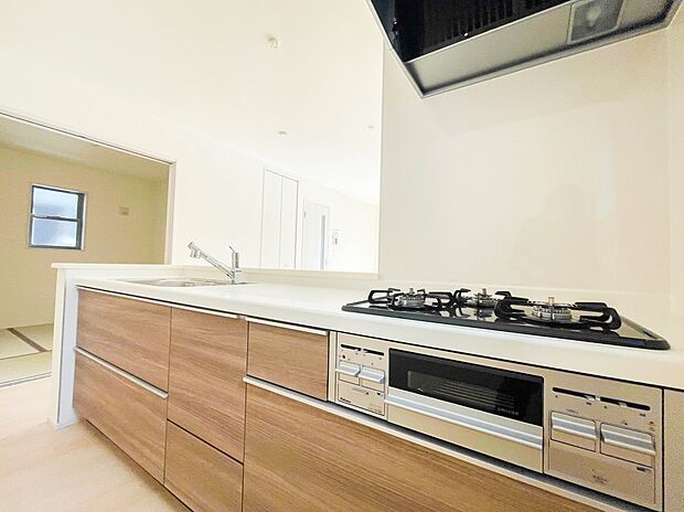 木目調のキッチンは落ち着いた雰囲気で収納もたくさん。嬉しい食洗器付です。汚れも目立ちません。