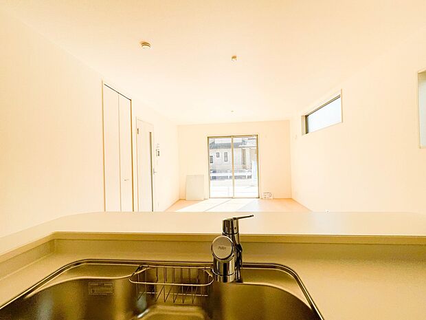 家族の様子を見ながらキッチンでお料理。一日の出来事を会話しながらの家事は嬉しいコミュニケーション。