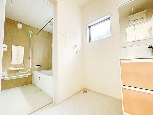 十分な大きさの洗面台は、身だしなみチェックや歯磨きなど、朝の慌ただしい時間でもホテルライクなスペースで余裕とゆとりを感じて頂けます。