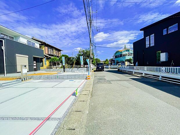 前面道路でお車を駐車するのも楽々。