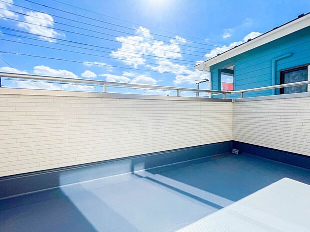 朝の澄んだ空気や、夕方に吹く清々しい風を五感で感じられるバルコニー。住まいの中で唯一屋外にあって、本当の自然を感じられるスペースです。