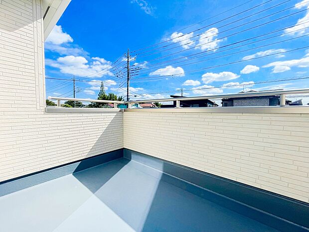 バルコニーから差し込む陽光・通風は、住環境・快適性と共に有り続ける貴重な「財産」です。この新築戸建に住まう事で手に入れるものは、きっと日常にとっても貴重な存在となるはずです。