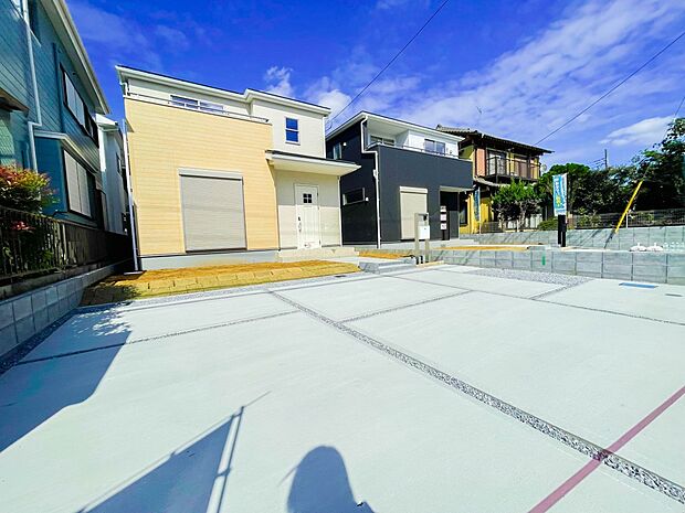 カースペース2台可。敷地内に駐車スペースが2台分確保されています。通勤、お出かけ、ショッピングなど、家族で出かける際の足となる車。状況に応じて使い分けたい、そんな方におすすめです。