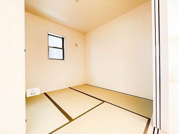リビングの続き間としても利用できる和室。畳の香りに包まれながら普段は子供の遊び場やご両親様のお部屋として、急な来客の場合は襖を締め切り客間としても利用可能。