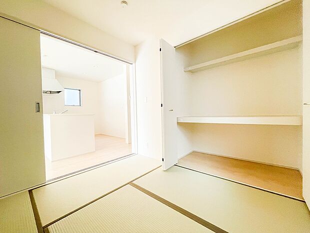 和室にはお布団を収納できる押入があります。お客様が来た時は客間としてお使いいただけます。