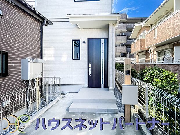 玄関はおうちの顔と言われます。玄関アプローチは、外観デザインの印象を左右します。ご家族の個性を出しながら、素敵な玄関でお客様をお迎えしてください。