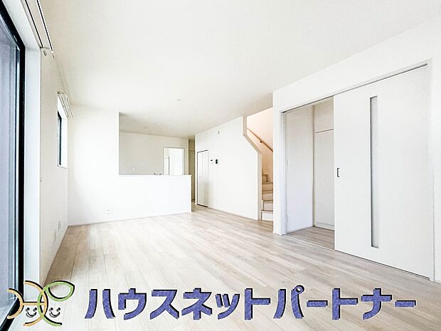 家族でくつろぐリビングは16帖。日当たりも良く、風通しも優れています。