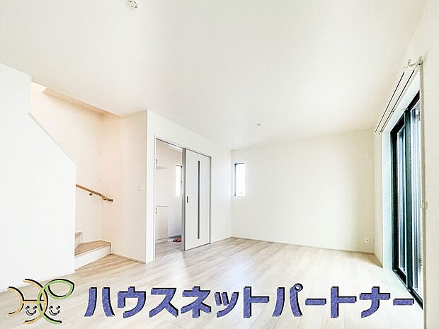 階を移動する際にリビングを通る、リビングイン階段。自然なかたちで家族が集まるため、お子様の個室が2階にある場合でも、毎日の挨拶や会話が増えやすくなります。