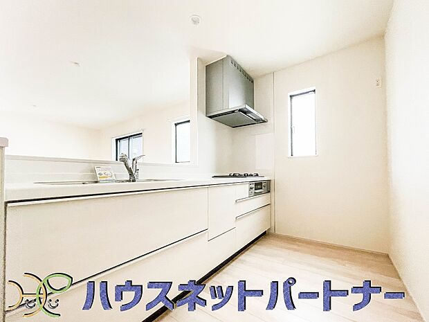 明るい自然光が入る作業スペースを多くとったキッチン採用。夫婦揃ってキッチンに立っても調理がしやすく、家事をしながら会話も弾みます。食器類もすっきりと片付く収納力。